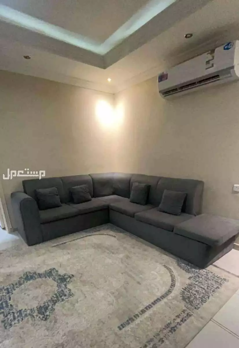 للبيع كنب وطاولة طعام مع 6 كراسي المطلوب 1000 وقابل لتفاوت بسعر في المدينة المنورة بسعر ألف ريال سعودي