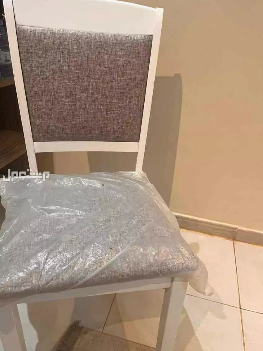 للبيع كنب وطاولة طعام مع 6 كراسي المطلوب 1000 وقابل لتفاوت بسعر في المدينة المنورة بسعر ألف ريال سعودي