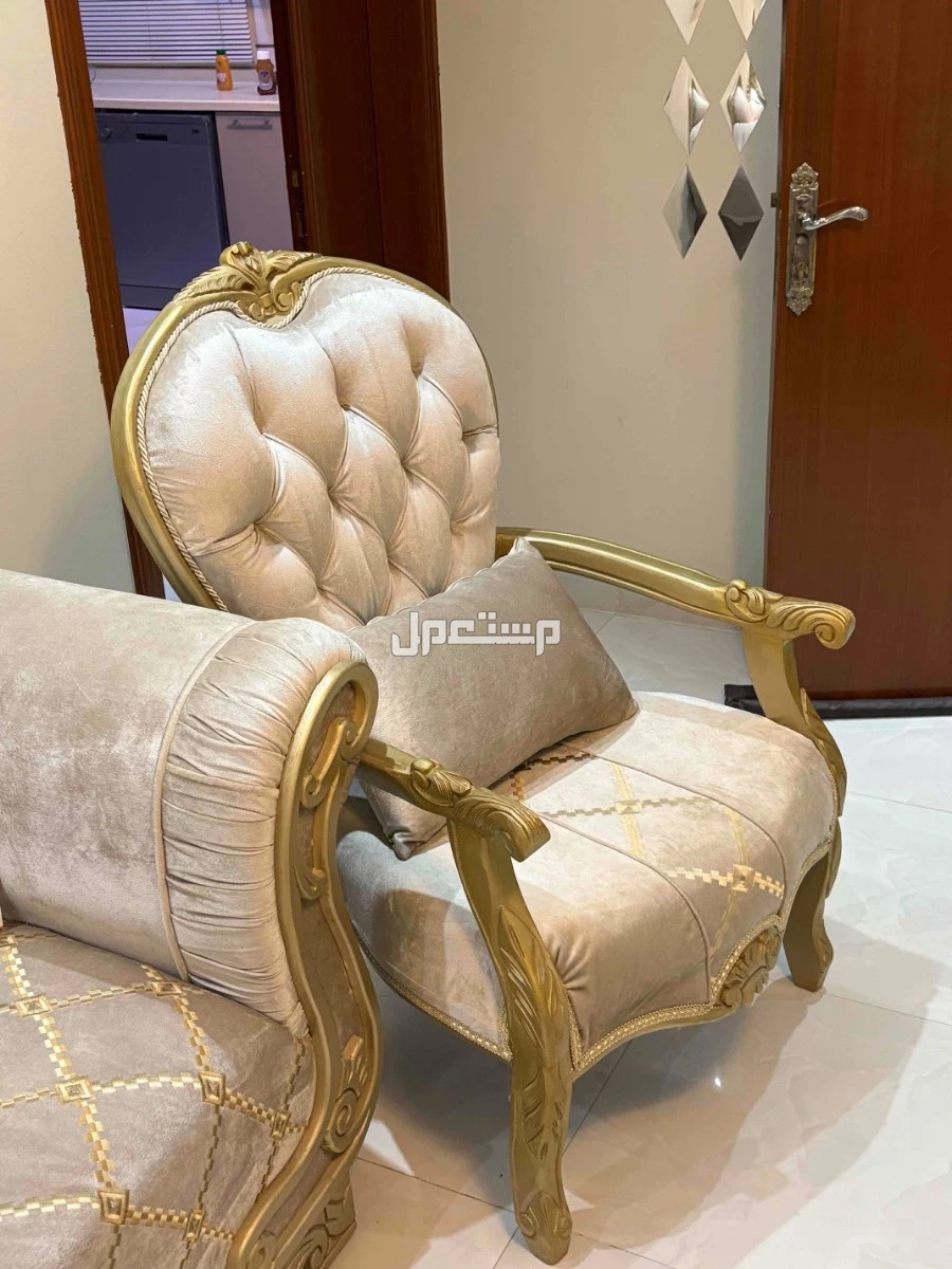 كنب صاله نظيف جدا وجديد في الرياض بسعر ألفين ريال سعودي