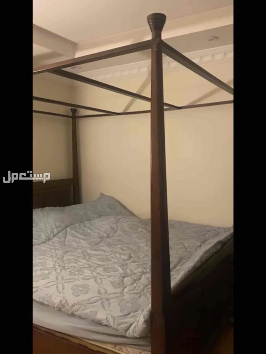 للبيع سرير وتسريحه بحاله جيده جدا