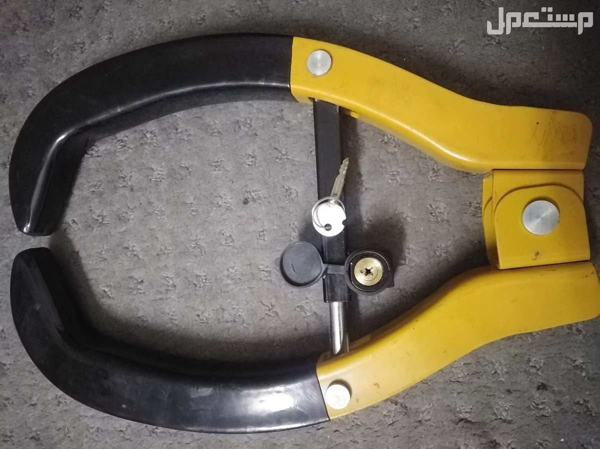 كلبشة سيارات شبة  جديدة  مع  المفتاح
