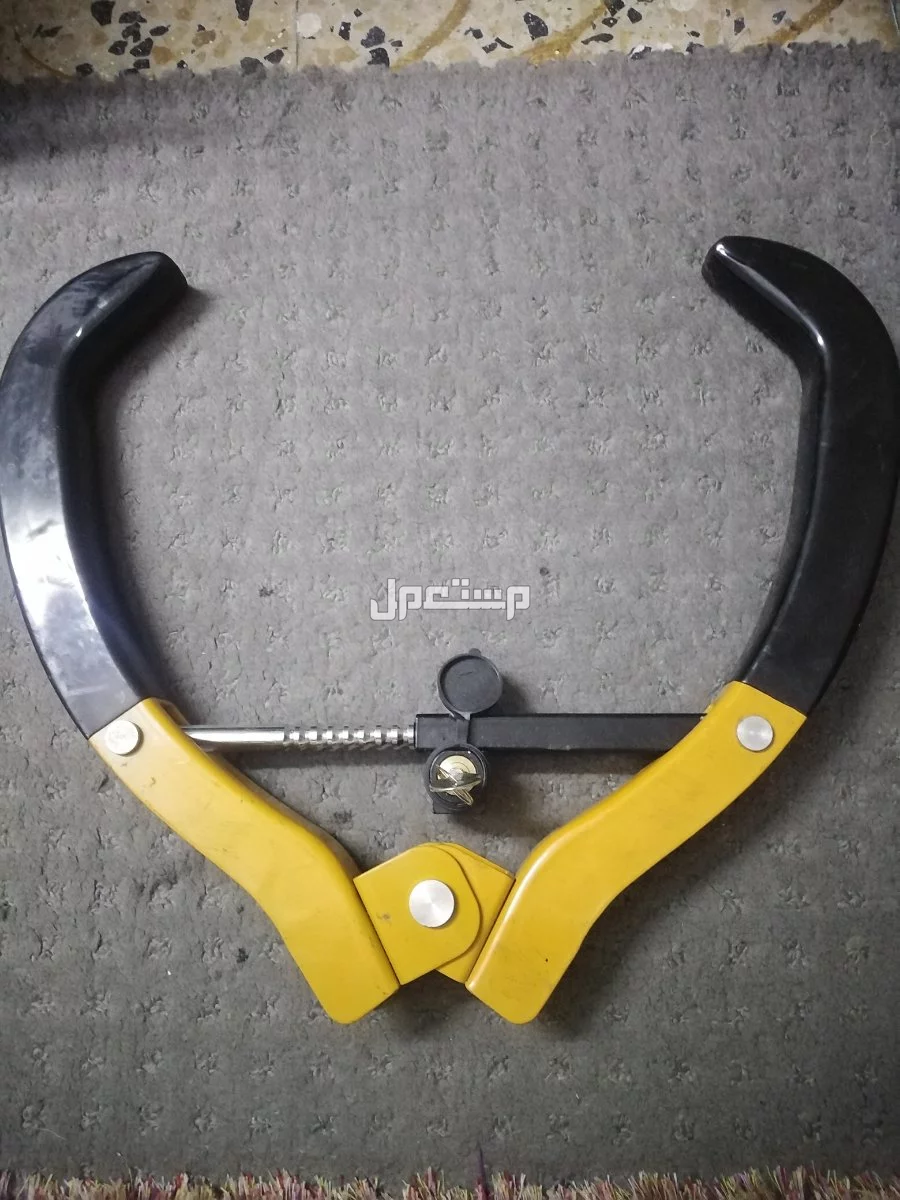 كلبشة سيارات شبة  جديدة  مع  المفتاح