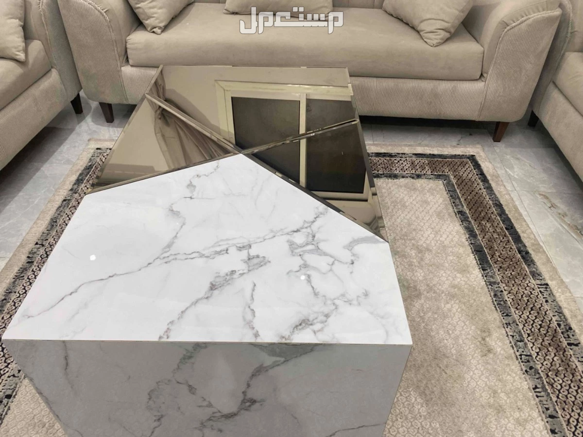 طاولة رخام استخدام 6 اشهر فقط  نظيفة عرضها للبيع بسبب وزنها  سعر الشراء 1000 ريال  سعر البيع 500 في الرياض بسعر 500 ريال سعودي