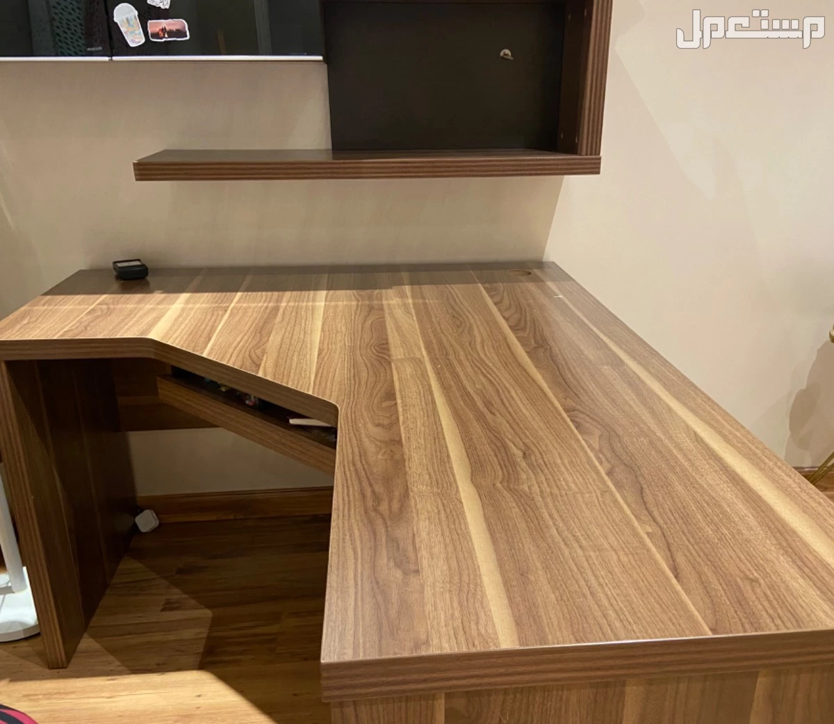 مكتب زاوية مع ارفف تتحمل في الرياض بسعر 1100 ريال سعودي قابل للتفاوض