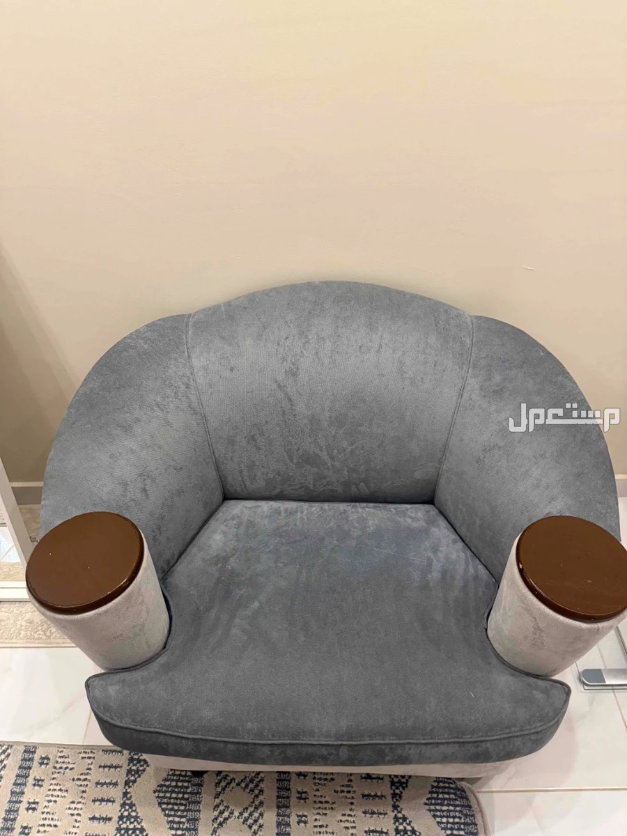 للبيع كنبه فريده جميله بتصميم خاص وتفصيل خاص