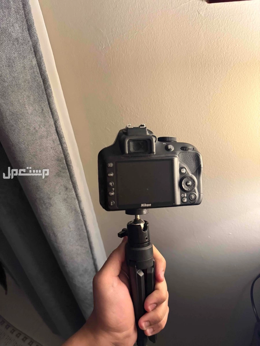 كاميرا نيكون نوع d3300 نظيفه وشبه جديده