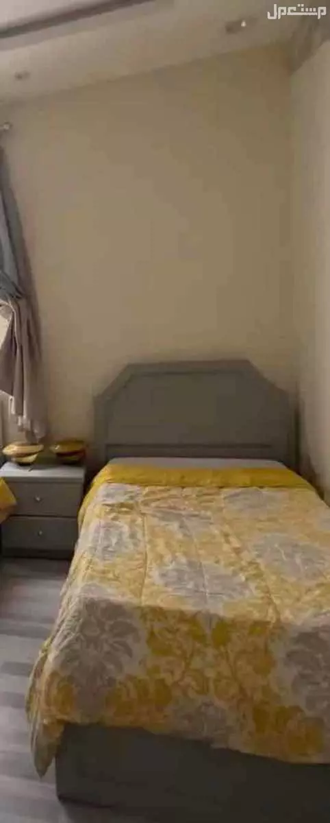 للبيع سرير نظيف ومعه كوميدينه ومرتبه سرير وشبه جديد