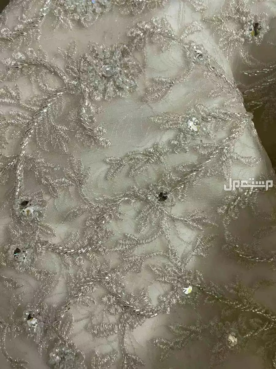 فستان زفاف فخم جدا مكون من فستان وطرحة وجيبون