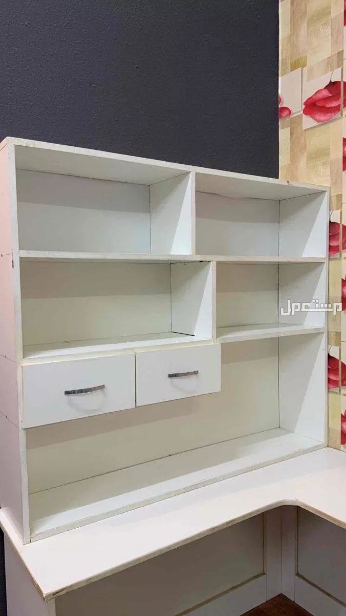 مكتب ابيض كبير بأرفف واسعه وادراج نظيف و خشب يتحمل الثقل