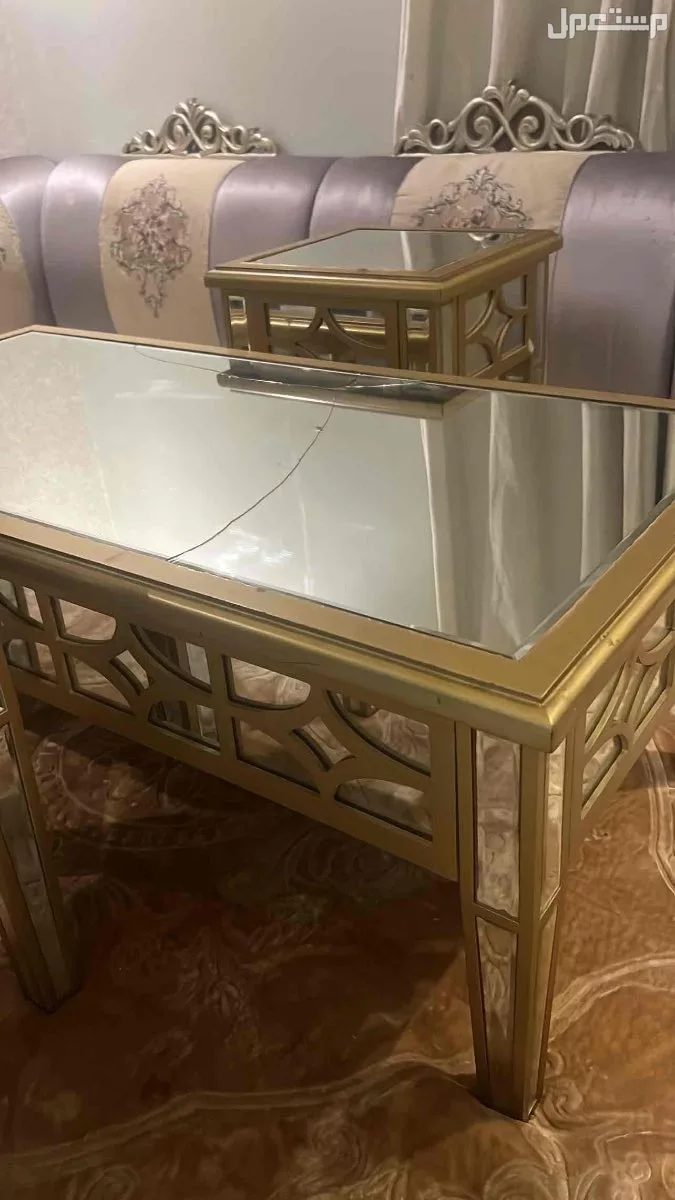 طاوله للبيع مع اربع طاولات خدمه بسعر 100 ريال  في جدة بسعر 100 ريال سعودي