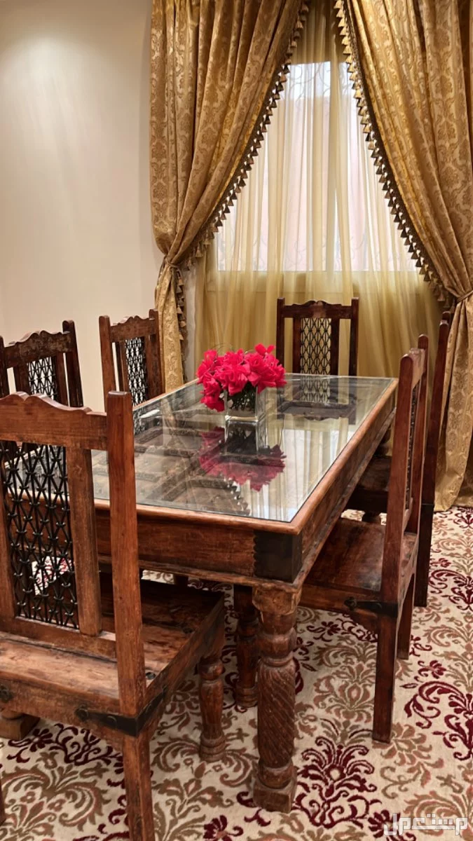طاولة خشب مع 6 كراسي + ( مابيع اجهزة )