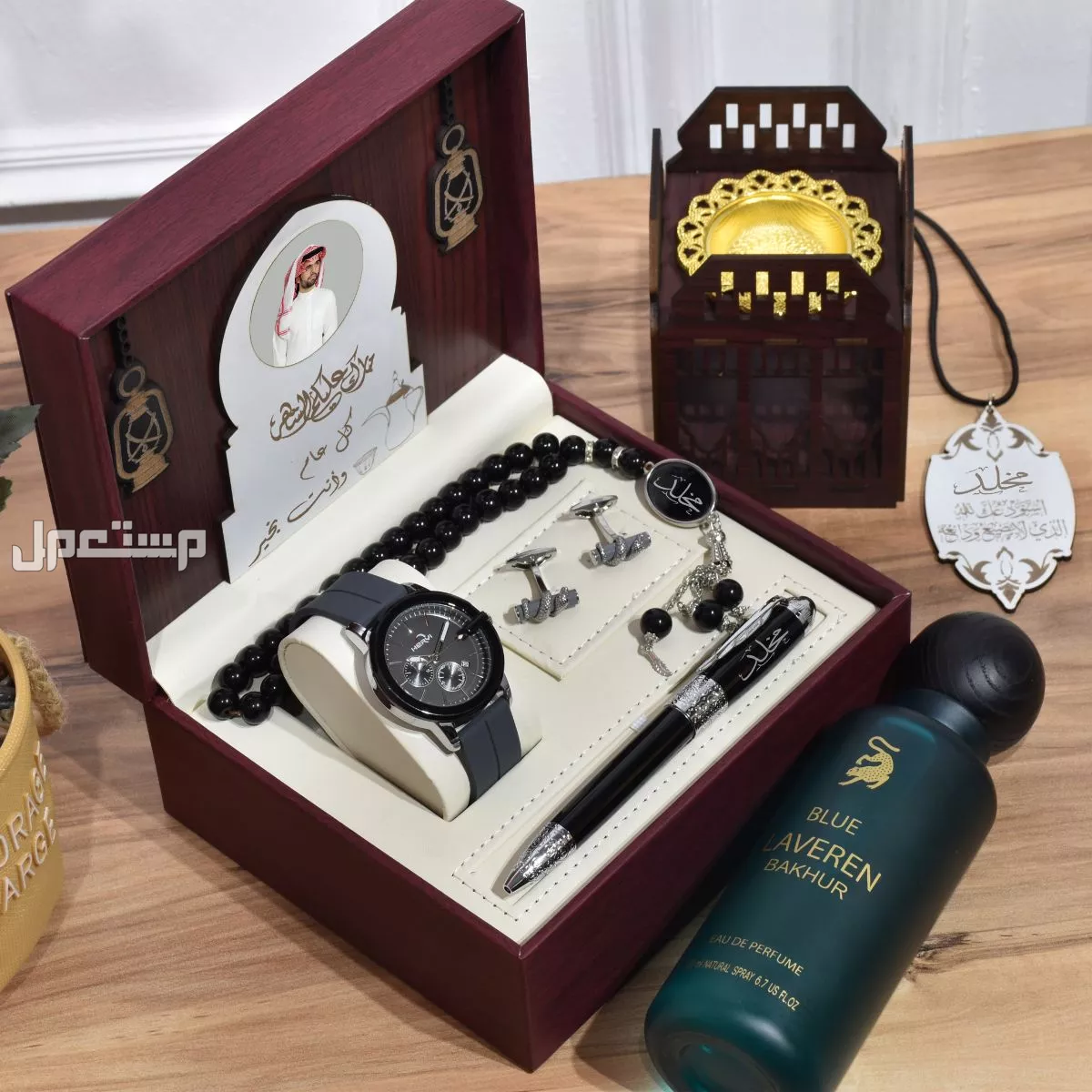 *بوكس هدايا فاخر!* ✨  ** تقدم لكم *بوكس هدايا فاخر* يشمل مجموعة متميزة من المنتجات التي تمزج بين الأناقة والفخامة، مع إمكانية تخصيص الهدية لتكون أكثر شخصية وتفردًا.  *مكونات البوكس:*