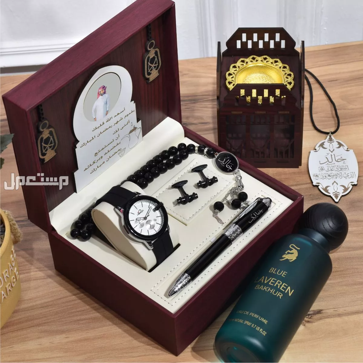 *بوكس هدايا فاخر!* ✨  ** تقدم لكم *بوكس هدايا فاخر* يشمل مجموعة متميزة من المنتجات التي تمزج بين الأناقة والفخامة، مع إمكانية تخصيص الهدية لتكون أكثر شخصية وتفردًا.  *مكونات البوكس:*