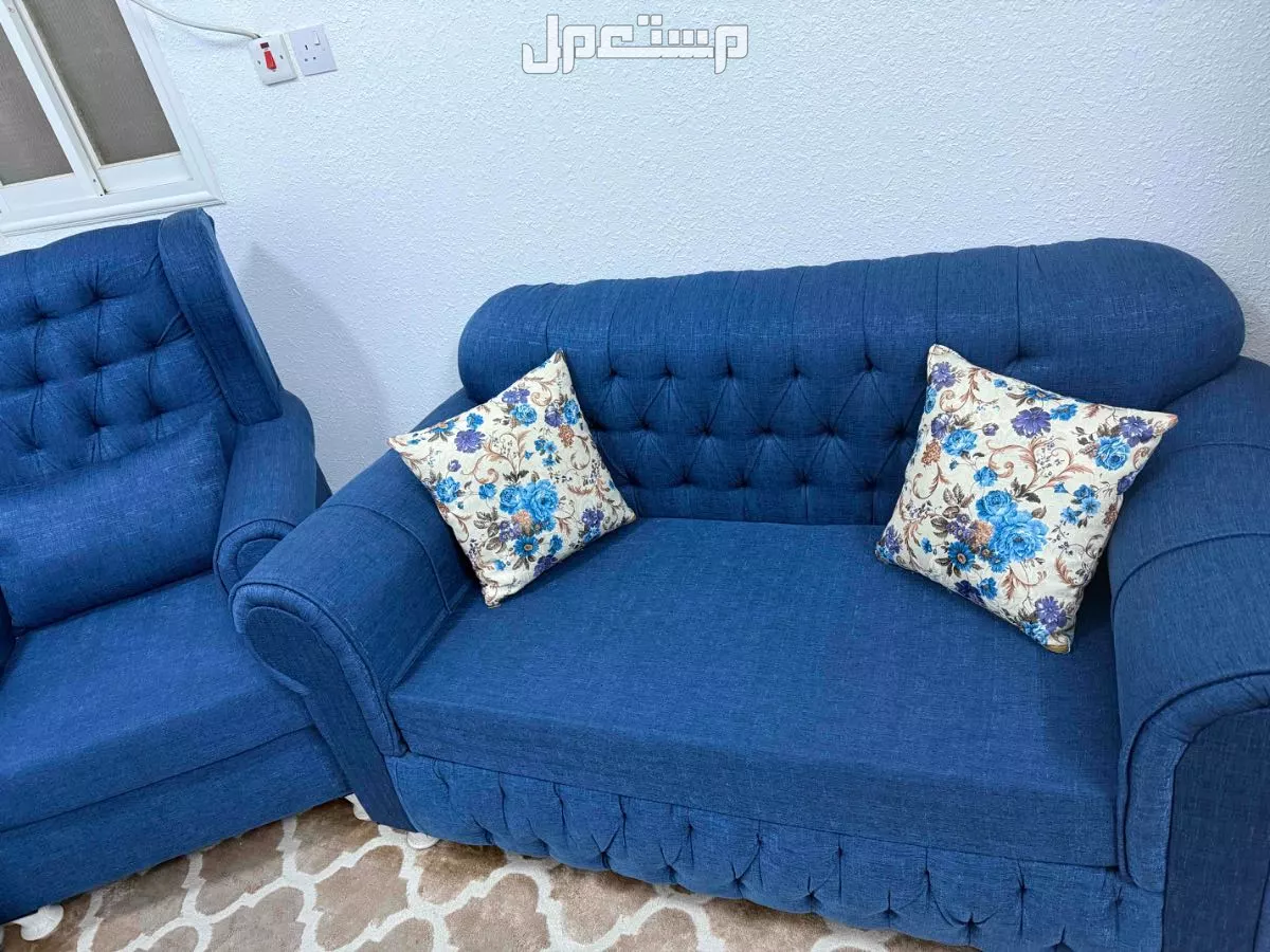 كنب كحلي للبيع استعمال خفيف سعره 2000 في خميس مشيط بسعر ألفين ريال سعودي