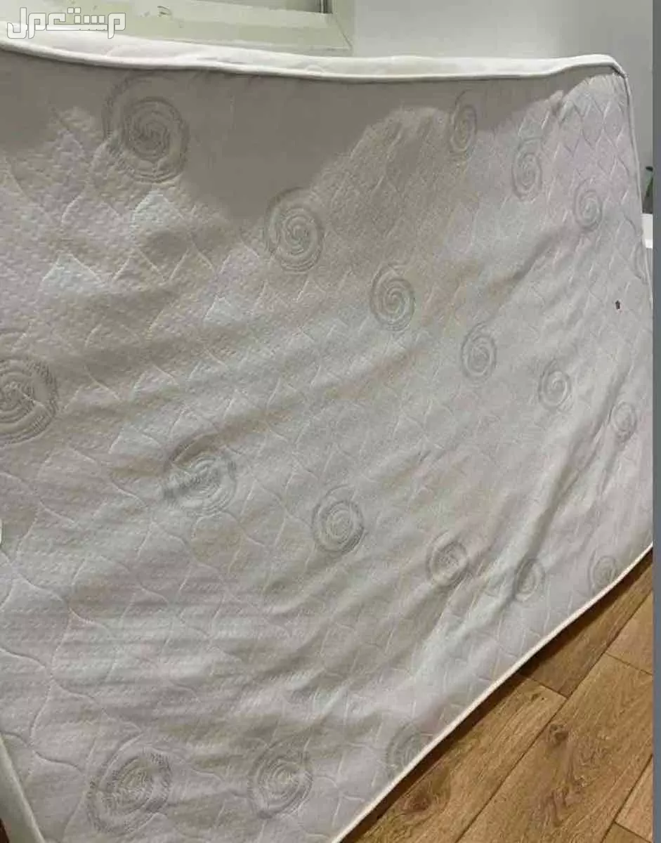 سرير من ايكيا شبه جديد والمرتبه من هوم سنتر +لباد