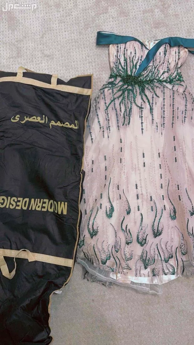 فستان سهره نسائي طويل من المصمم العصري