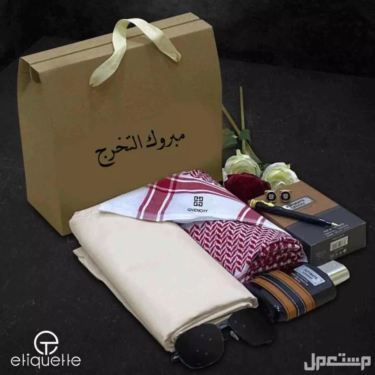 بوكس ماركة جيفنشي مكون 👇🏻 ✅قماش صيفي ماركة جيفنشي ثلاثه امتار وربع في مترين مع زراير ولوقو الماركه في الجيب والرقبه  ✅شماغ احمر  ماركة جيفنشي مقاسات 55،58،60  ✅عطر فخم ثبات وريحه ✅كبك