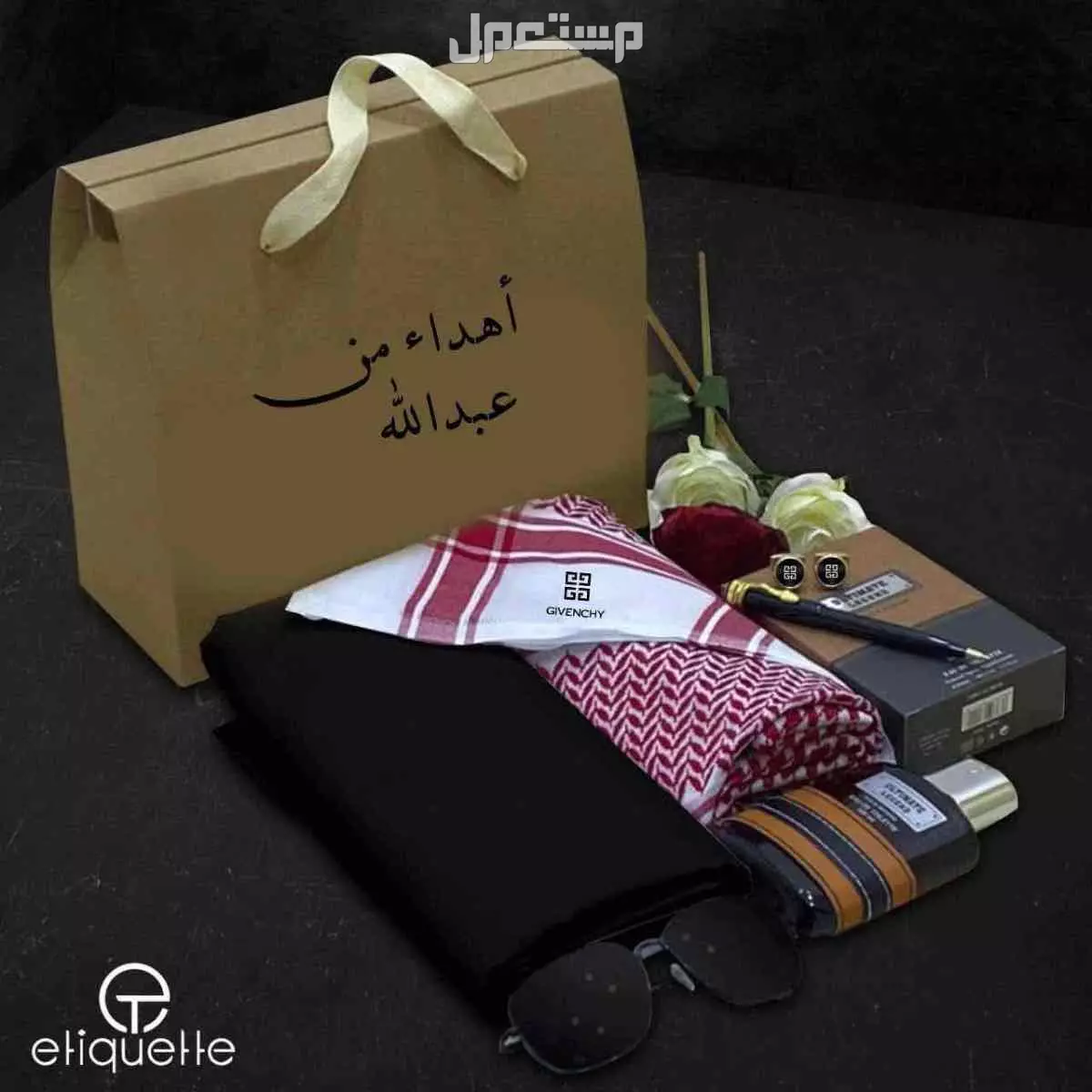 بوكس ماركة جيفنشي مكون 👇🏻 ✅قماش صيفي ماركة جيفنشي ثلاثه امتار وربع في مترين مع زراير ولوقو الماركه في الجيب والرقبه  ✅شماغ احمر  ماركة جيفنشي مقاسات 55،58،60  ✅عطر فخم ثبات وريحه ✅كبك
