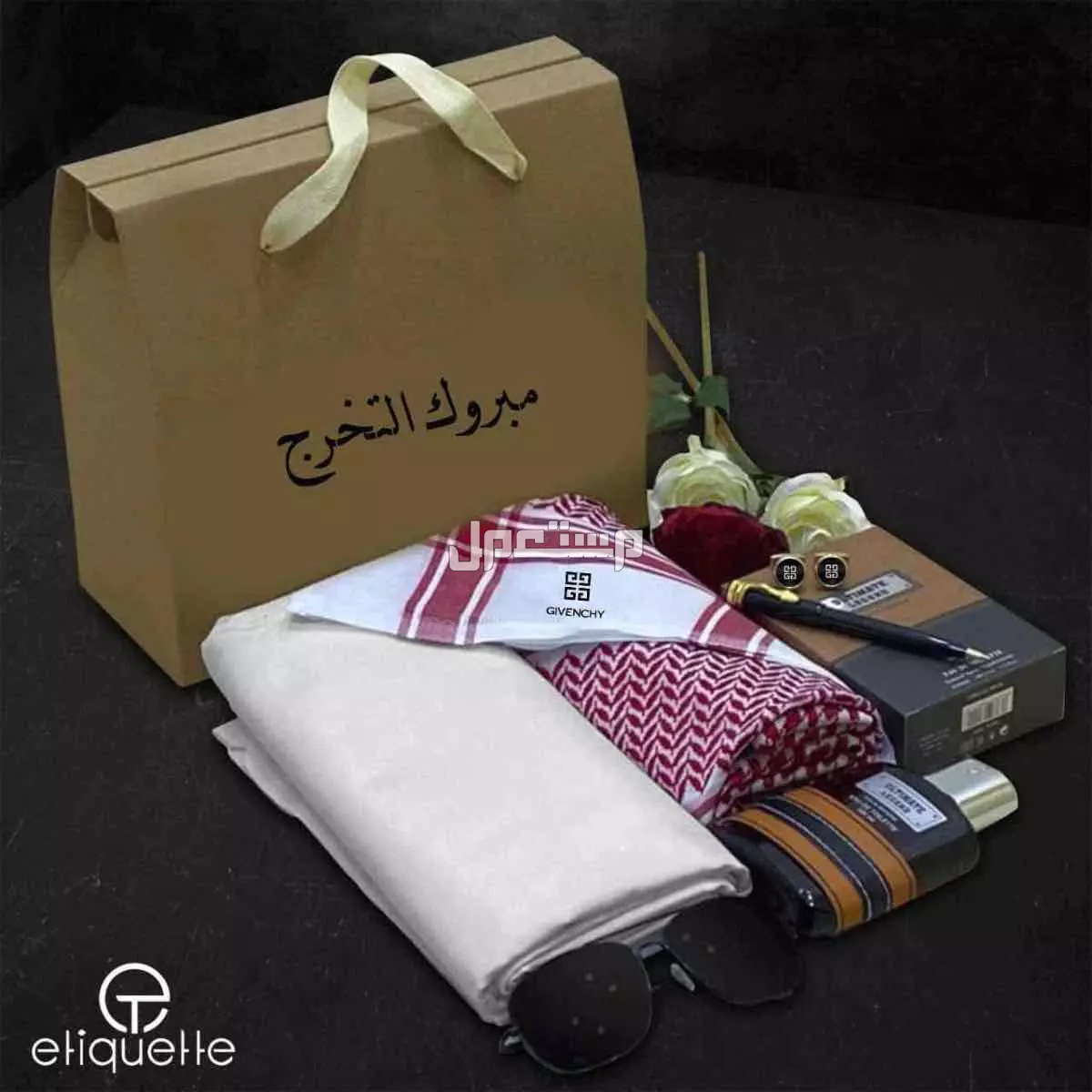 بوكس ماركة جيفنشي مكون 👇🏻 ✅قماش صيفي ماركة جيفنشي ثلاثه امتار وربع في مترين مع زراير ولوقو الماركه في الجيب والرقبه  ✅شماغ احمر  ماركة جيفنشي مقاسات 55،58،60  ✅عطر فخم ثبات وريحه ✅كبك