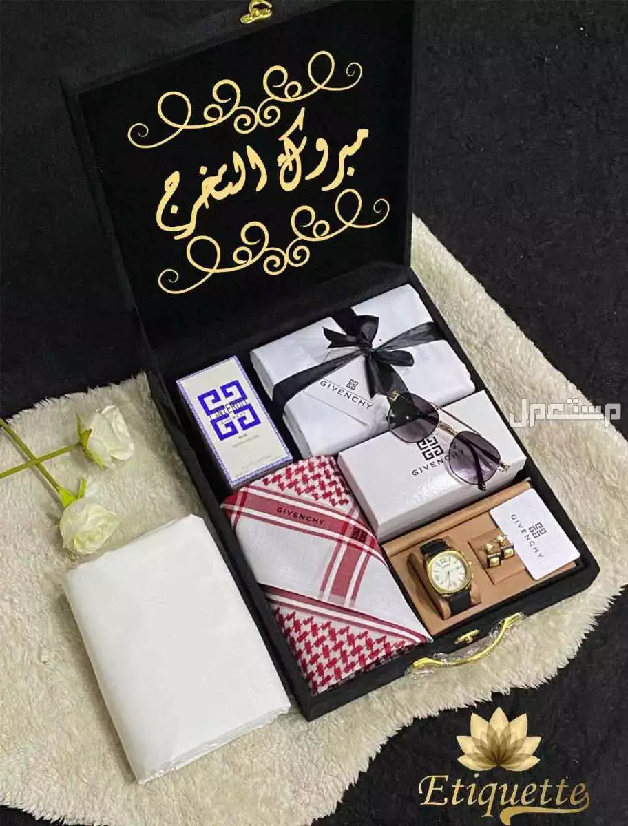 ❤️اجمل وارقى الهدايا اهديها من تحب  ❤️بوكس رجالي بتصميم العبارات حسب الطلب يحتوي على  ❤️قماش صيفي جيفنشي ثلاثه امتار وربع مع زراير الماركه وعلامة الجيب والرقبه شماغ كلاسيك تصميم جيفنشي
