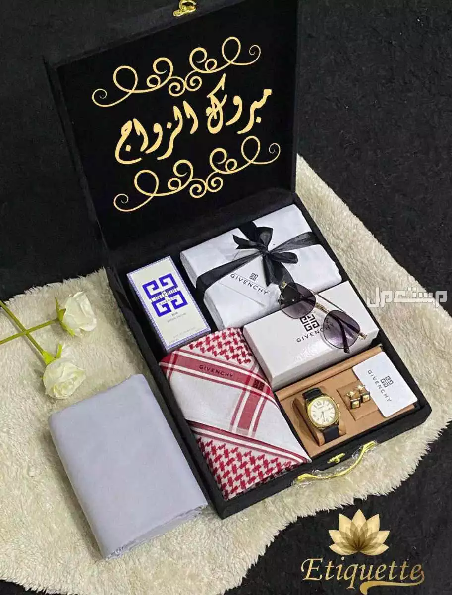 ❤️اجمل وارقى الهدايا اهديها من تحب  ❤️بوكس رجالي بتصميم العبارات حسب الطلب يحتوي على  ❤️قماش صيفي جيفنشي ثلاثه امتار وربع مع زراير الماركه وعلامة الجيب والرقبه شماغ كلاسيك تصميم جيفنشي