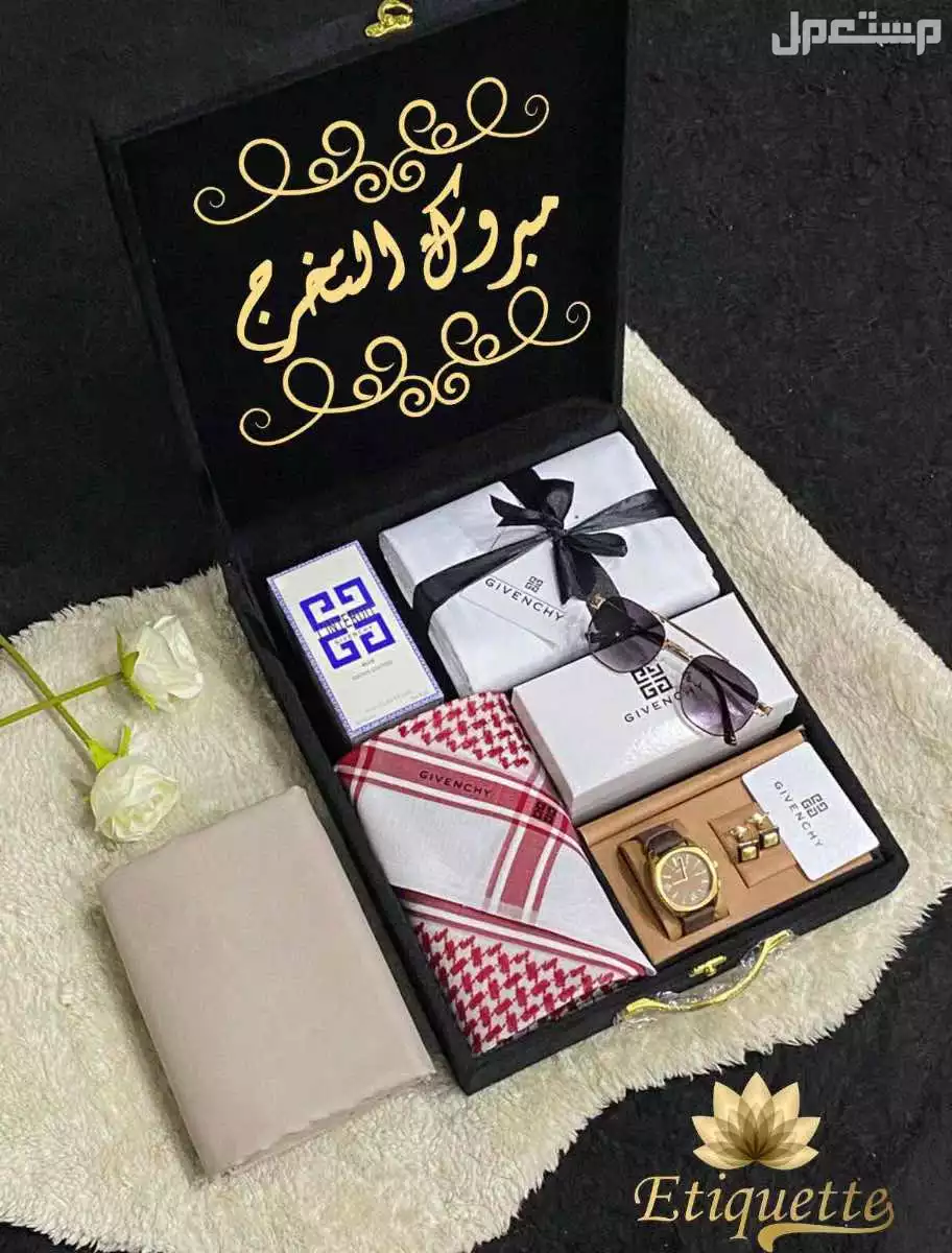 ❤️اجمل وارقى الهدايا اهديها من تحب  ❤️بوكس رجالي بتصميم العبارات حسب الطلب يحتوي على  ❤️قماش صيفي جيفنشي ثلاثه امتار وربع مع زراير الماركه وعلامة الجيب والرقبه شماغ كلاسيك تصميم جيفنشي