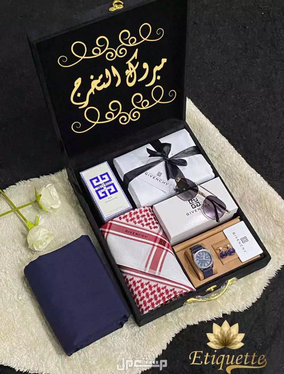 ❤️اجمل وارقى الهدايا اهديها من تحب  ❤️بوكس رجالي بتصميم العبارات حسب الطلب يحتوي على  ❤️قماش صيفي جيفنشي ثلاثه امتار وربع مع زراير الماركه وعلامة الجيب والرقبه شماغ كلاسيك تصميم جيفنشي