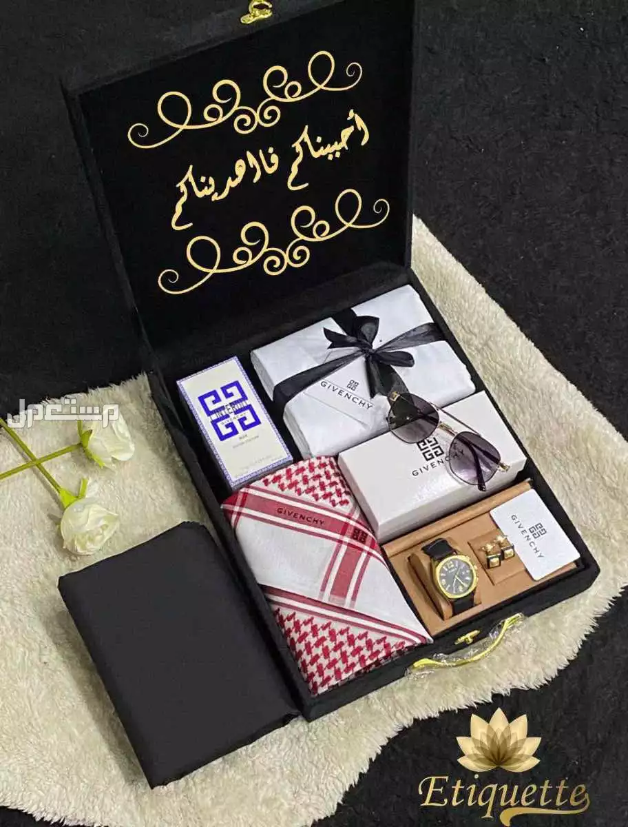 ❤️اجمل وارقى الهدايا اهديها من تحب  ❤️بوكس رجالي بتصميم العبارات حسب الطلب يحتوي على  ❤️قماش صيفي جيفنشي ثلاثه امتار وربع مع زراير الماركه وعلامة الجيب والرقبه شماغ كلاسيك تصميم جيفنشي