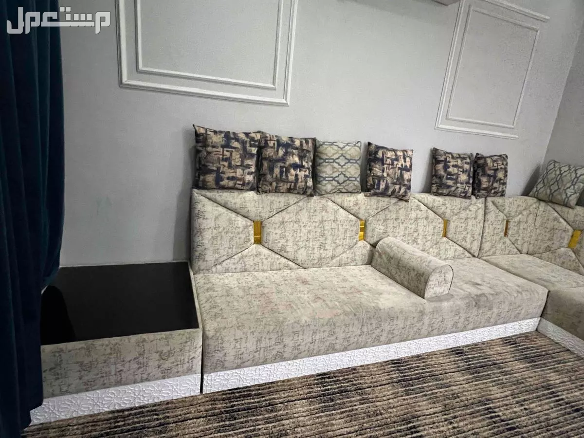 كنب حرف ال مع طاوله بنفس التصميم البيع سمح ومستعجل  في جدة بسعر 250 ريال سعودي