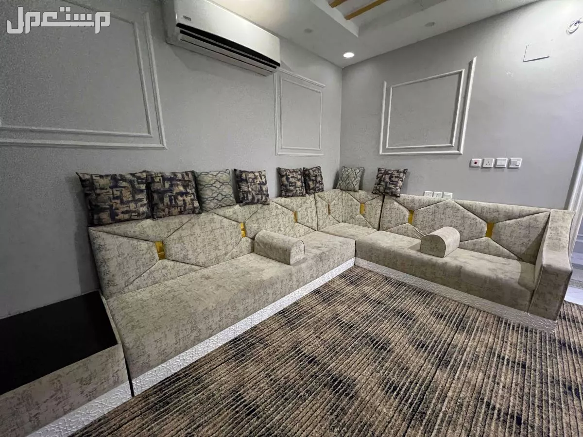 كنب حرف ال مع طاوله بنفس التصميم البيع سمح ومستعجل  في جدة بسعر 250 ريال سعودي