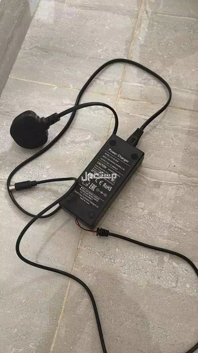 للبيع طاوله قزاز وطاوله قصيره بلون ذهبي  بسعر 0011 ريال سعودي
