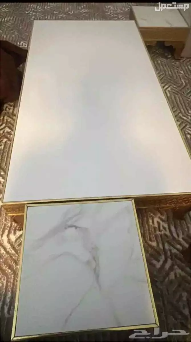 للبيع طاوله قزاز وطاوله قصيره بلون ذهبي  بسعر 0011 ريال سعودي