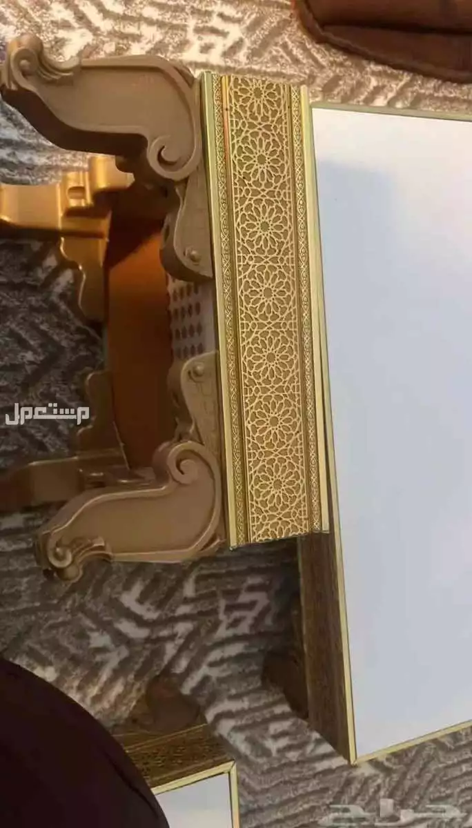 للبيع طاوله قزاز وطاوله قصيره بلون ذهبي  بسعر 0011 ريال سعودي