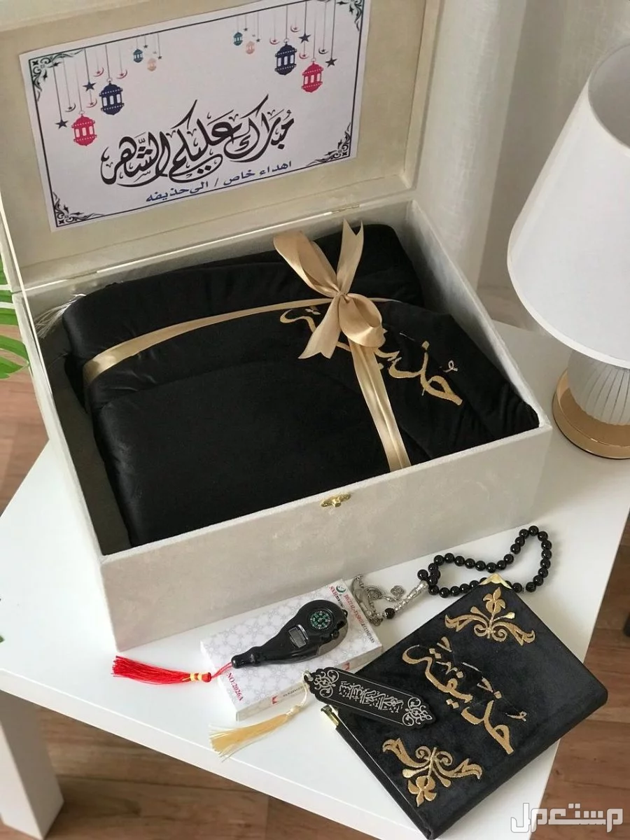 ◻️جديدنااا ..       بوكس رمضان🌜.     *تهادوا تحابوا  ...*   ▪️سجاده اسفنج سميك  2.5 سم ▪️قماش مخمل تطريز بالاسم🪡.  ▪️مصحف مخمل تطريز  بالاس🪡 ▪️مسبحة حجر  فخامه. ▪️تسبيح. ▪️فاصل قرآن خشب.