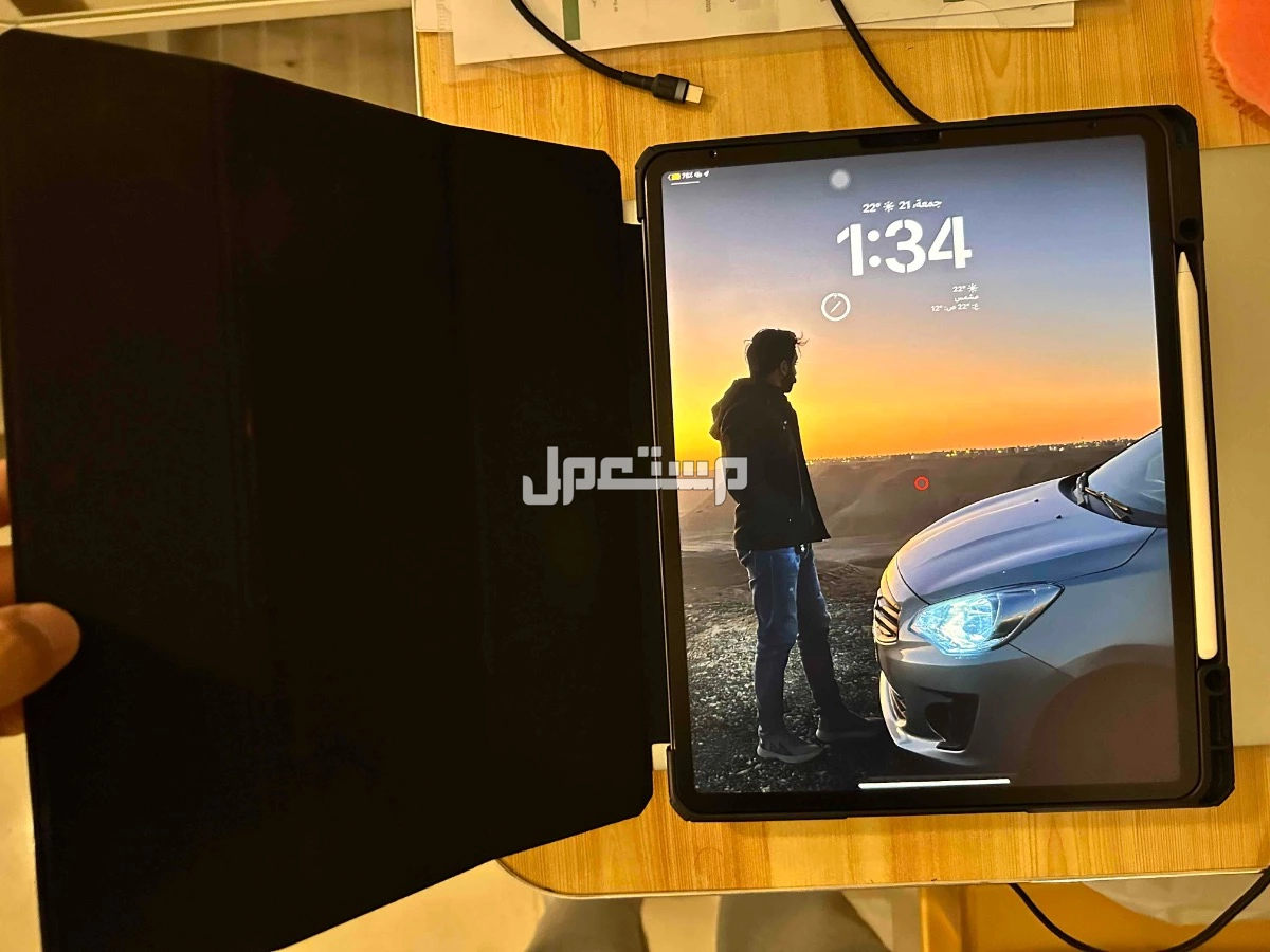 أبل ايباد برو 12.9 -128 جيجا مع ماجسك كيبورد حالة شبه الجديد بدون خدوش او كسور ولم يفتح نهائياً