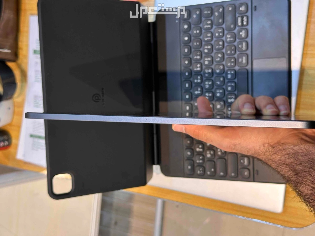أبل ايباد برو 12.9 -128 جيجا مع ماجسك كيبورد حالة شبه الجديد بدون خدوش او كسور ولم يفتح نهائياً
