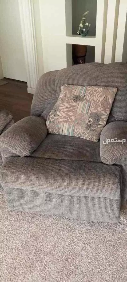 اثاث امريكي مودرن في الرياض بسعر 800 ريال سعودي فيه كسر بسيط