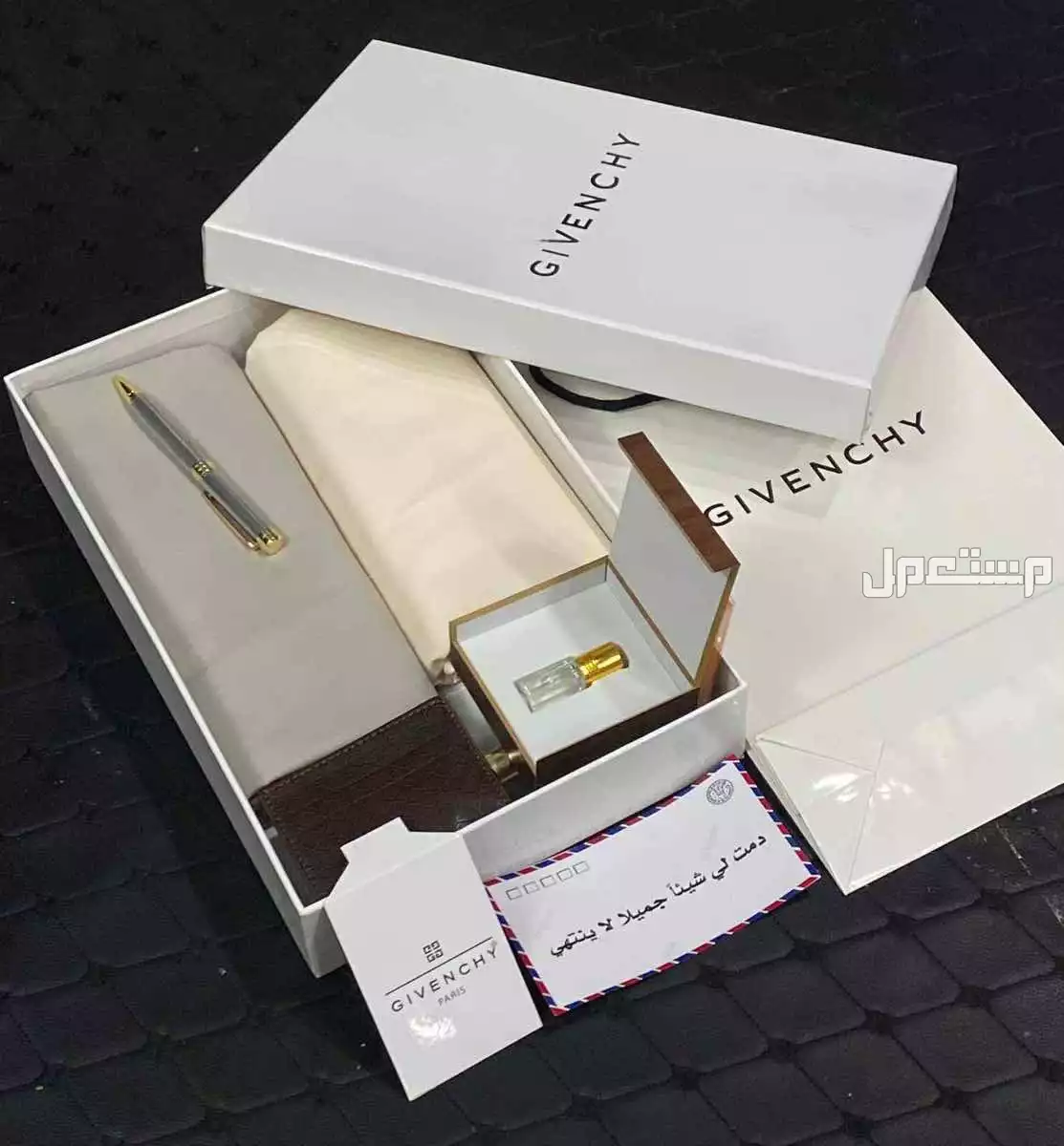 عرض خاص 🇸🇦🇸🇦🇸🇦🇸🇦🇸🇦 بوكس ماركة جيفنشي بجميع ملحقاته 🇸🇦2–قماشين صيفي راقيه  مع زراير المآركه وعلامة الجيب والرقبه  🇸🇦قلم راقي 🇸🇦 توله عطر  🇸🇦محفظه بطايق  🇸🇦كرت اهداء حسب