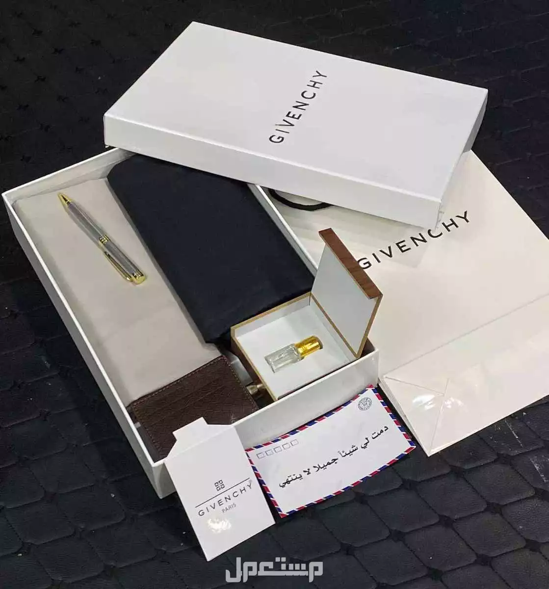عرض خاص 🇸🇦🇸🇦🇸🇦🇸🇦🇸🇦 بوكس ماركة جيفنشي بجميع ملحقاته 🇸🇦2–قماشين صيفي راقيه  مع زراير المآركه وعلامة الجيب والرقبه  🇸🇦قلم راقي 🇸🇦 توله عطر  🇸🇦محفظه بطايق  🇸🇦كرت اهداء حسب