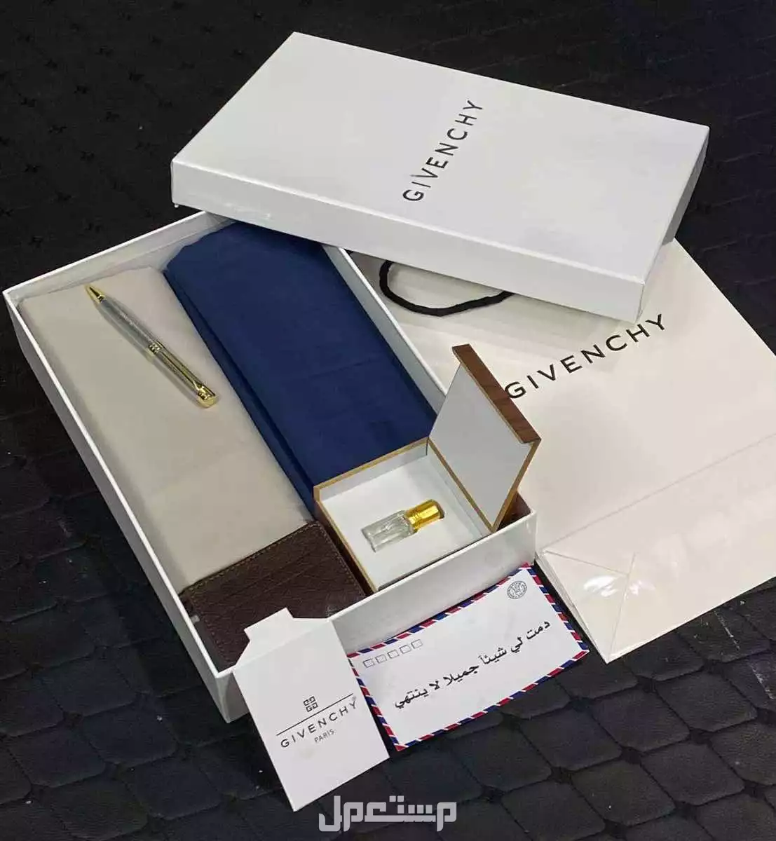 عرض خاص 🇸🇦🇸🇦🇸🇦🇸🇦🇸🇦 بوكس ماركة جيفنشي بجميع ملحقاته 🇸🇦2–قماشين صيفي راقيه  مع زراير المآركه وعلامة الجيب والرقبه  🇸🇦قلم راقي 🇸🇦 توله عطر  🇸🇦محفظه بطايق  🇸🇦كرت اهداء حسب