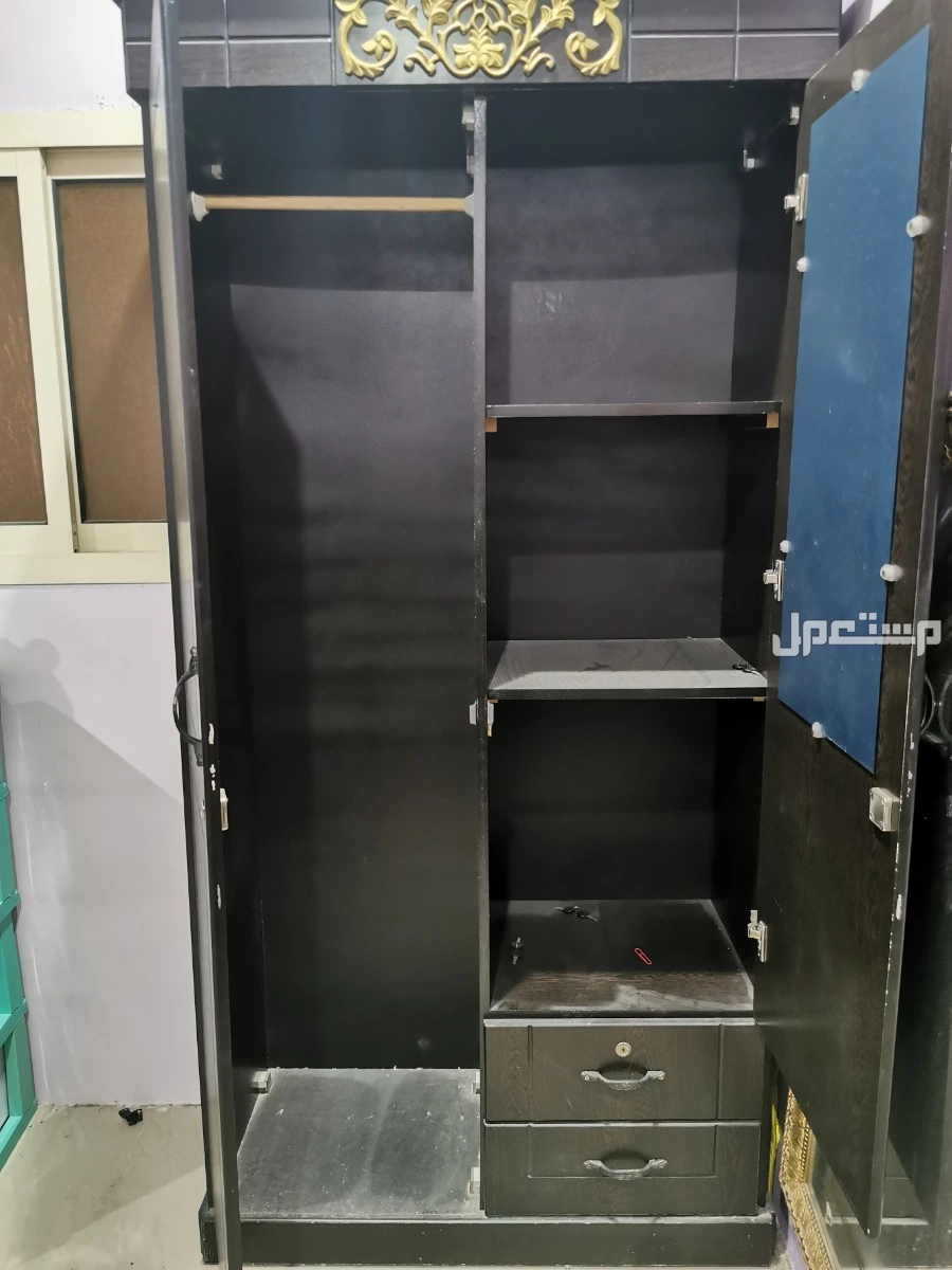 دولاب خشبي درفتين في الأحساء بسعر 150 ريال سعودي شكل الدولاب الخشبي من الداخل