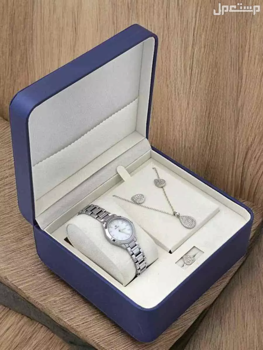 طقم نسائي روز لاين 💍💎✨ * ساعه روز لاين سل استيل ⌚️💖✨ * سلسال زركون راقي 💎✨💖 * حلق زركون راقي 💎✨💖 * خاتم زركون راقي 💍💎✨ * علبه طقم راقيه 🎁💖✨ * سواره زركون وخاتم 💎💍ضمان سنه