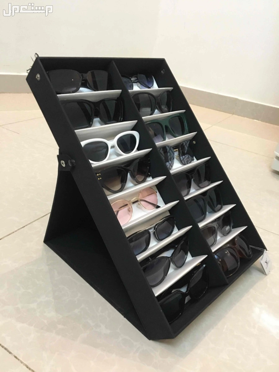 للبيع استاندات عرض نظارات مستخدمة  ، شكلين ، بسعر 30 ريال للحبة
