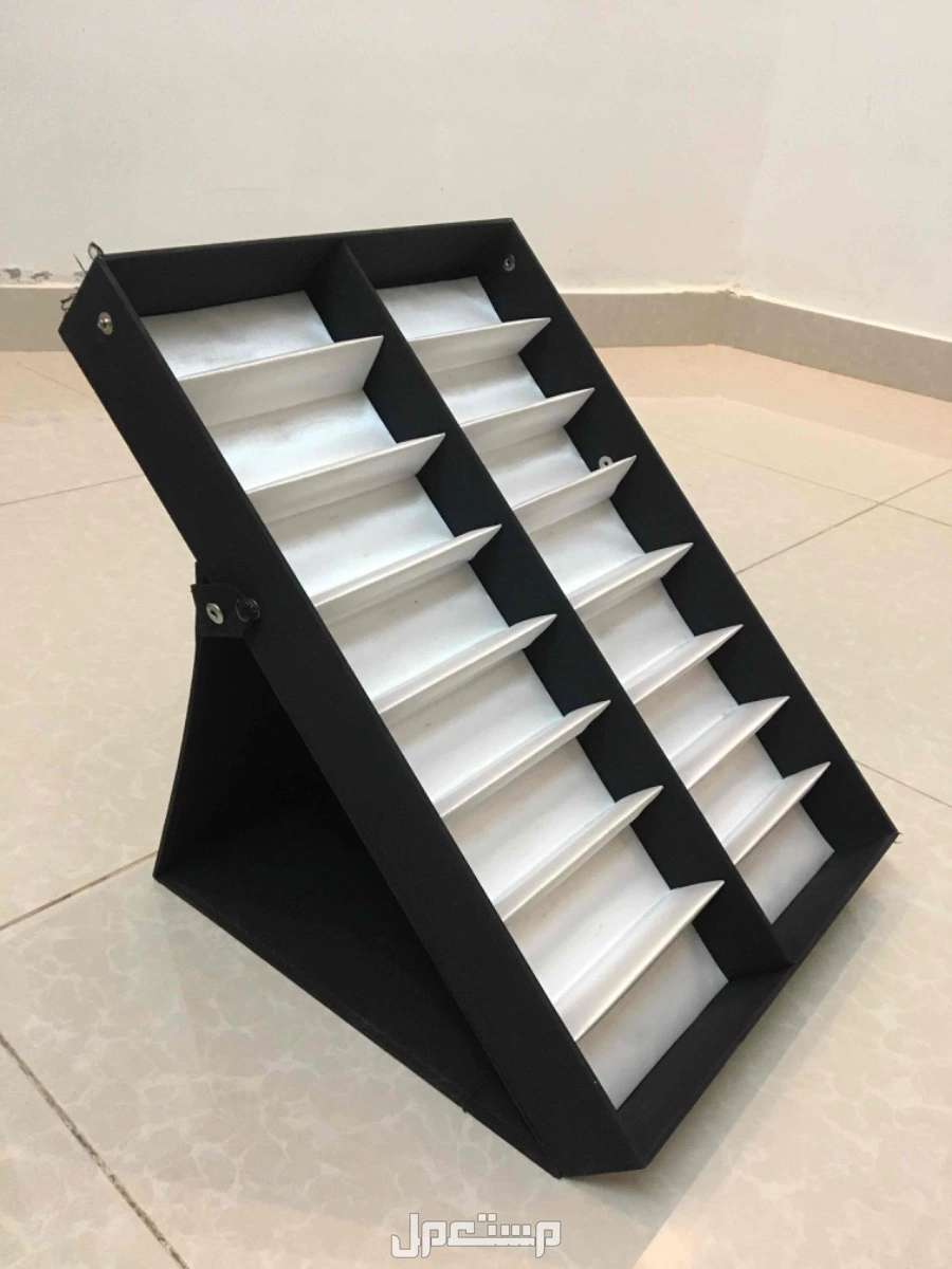 للبيع استاندات عرض نظارات مستخدمة  ، شكلين ، بسعر 30 ريال للحبة