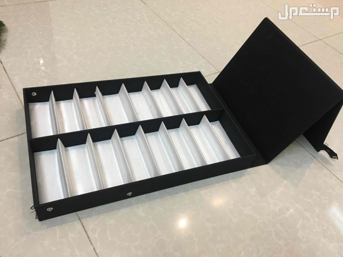 للبيع استاندات عرض نظارات مستخدمة  ، شكلين ، بسعر 30 ريال للحبة