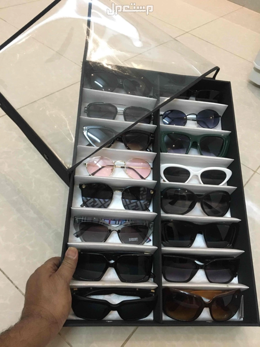 للبيع استاندات عرض نظارات مستخدمة  ، شكلين ، بسعر 30 ريال للحبة