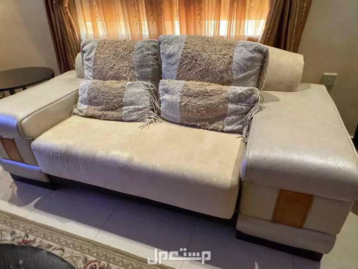 كنب وطقم طاولات  في المدينة المنورة بسعر ألف ريال سعودي