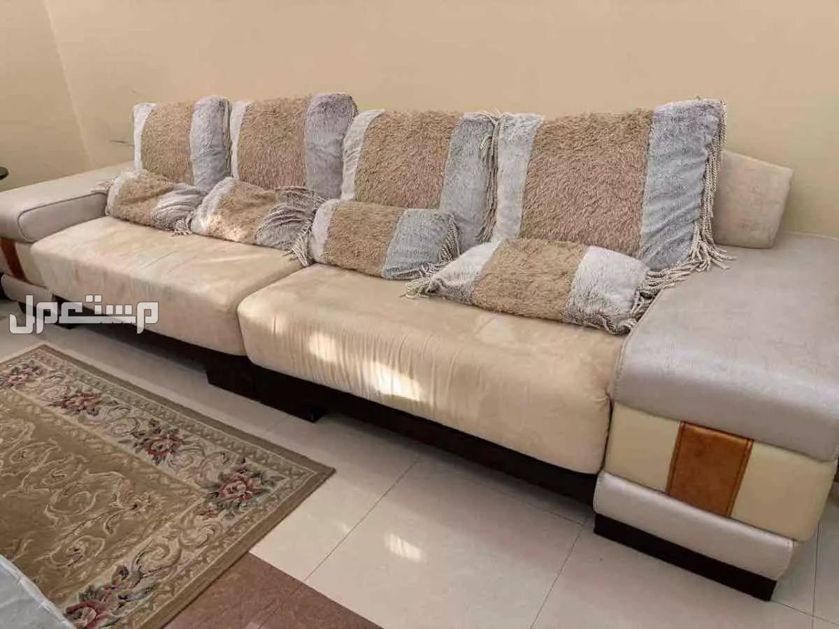 كنب وطقم طاولات  في المدينة المنورة بسعر ألف ريال سعودي