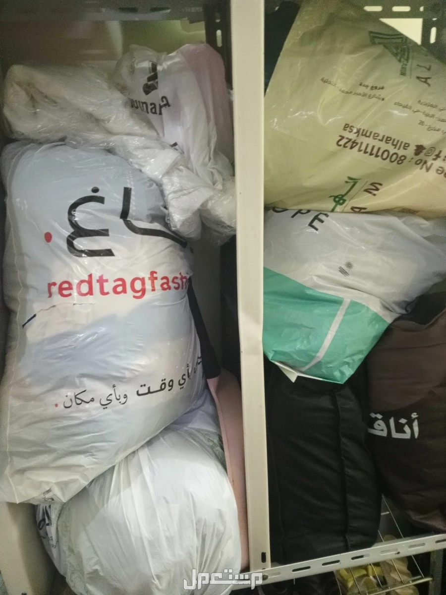 ملابس مستعمله نظيفه جدا بعضها شبه جديده للنساء والبنات و ثوب رجالي و أحذية وشنطتين سفر جميعها بحالة جيدة للبيع ب ب150