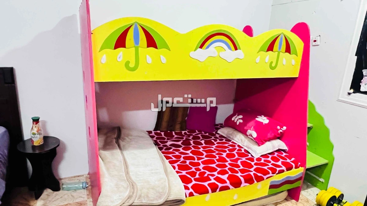 غرفة اطفال جيدة جداً مع مكتب دراسي